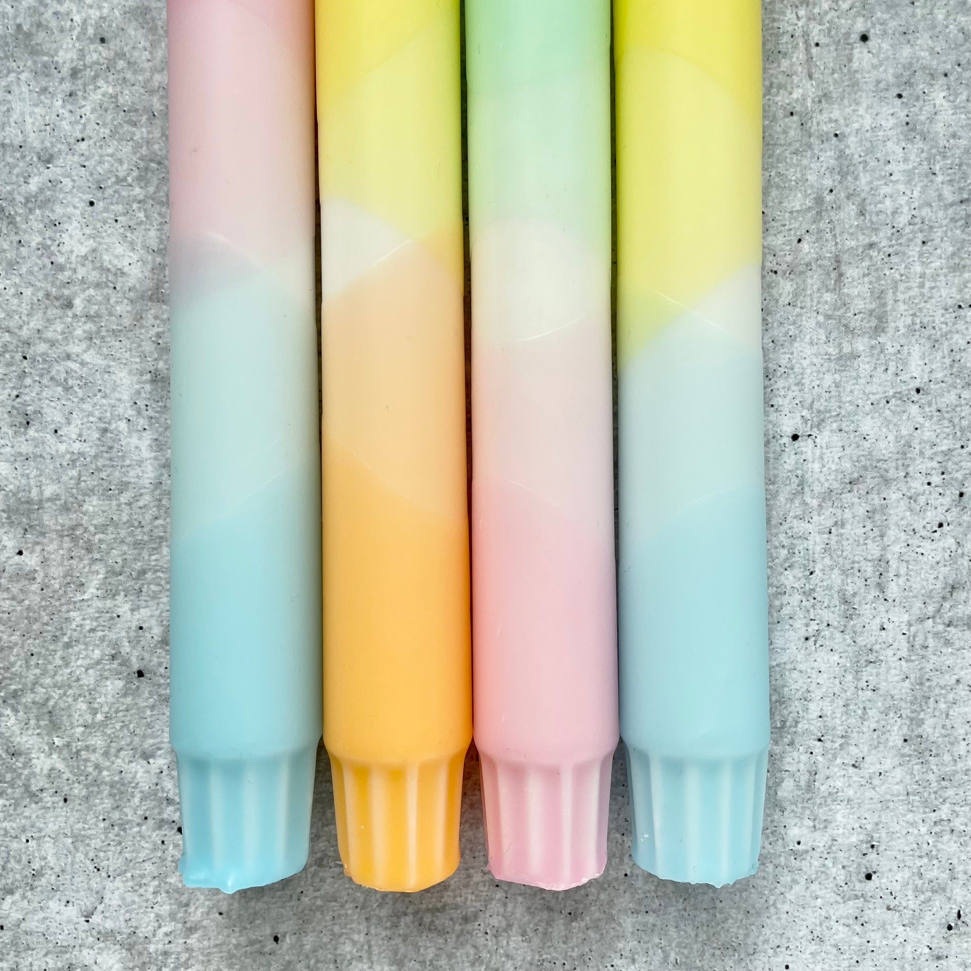Pastellfarbene Dip Dye Kerzen im Frühlingston mit harmonischen Farbverläufen