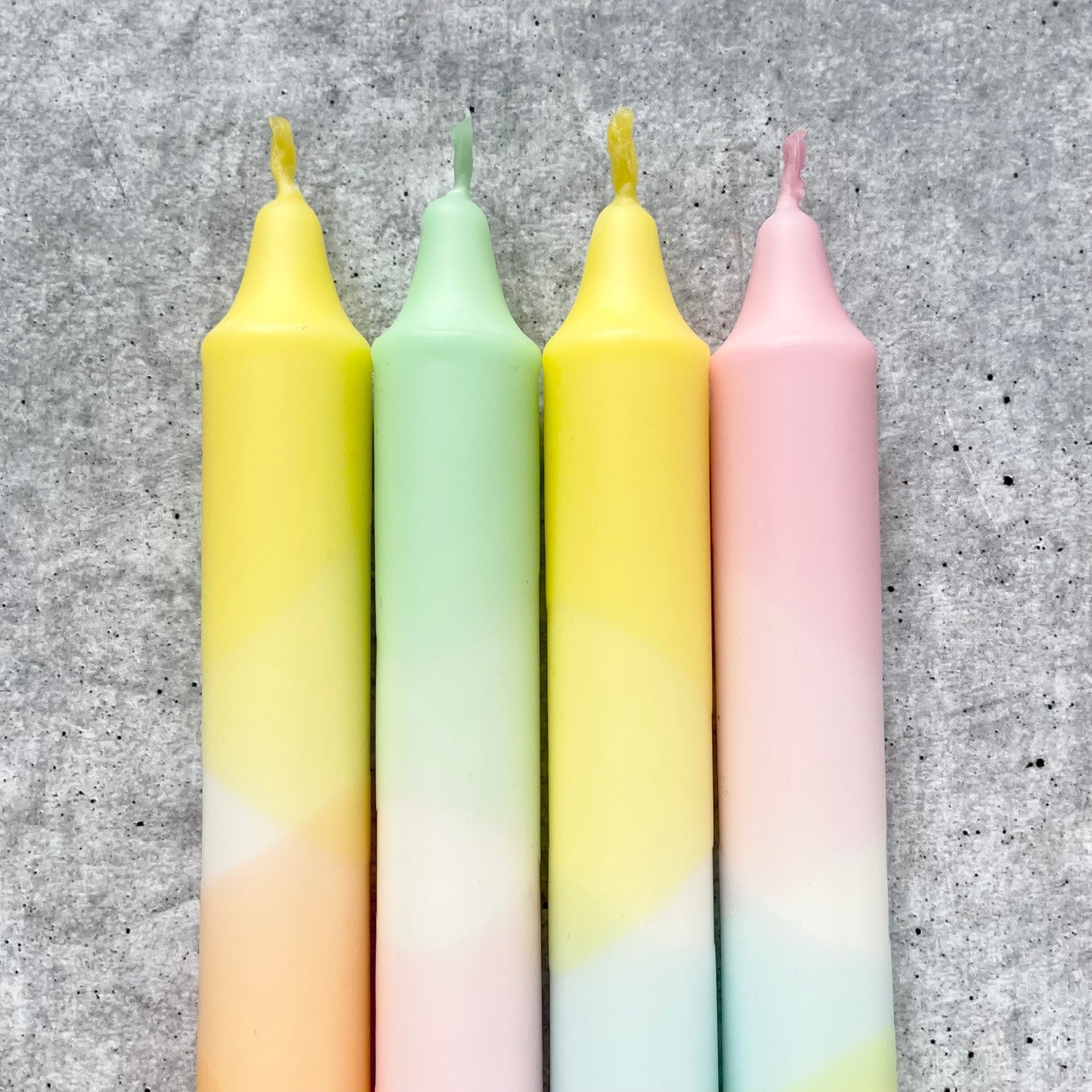 Detailaufnahme der farblichen Übergänge und sanften Pastelltöne im Dip Dye Kerzen Pastellmix 1