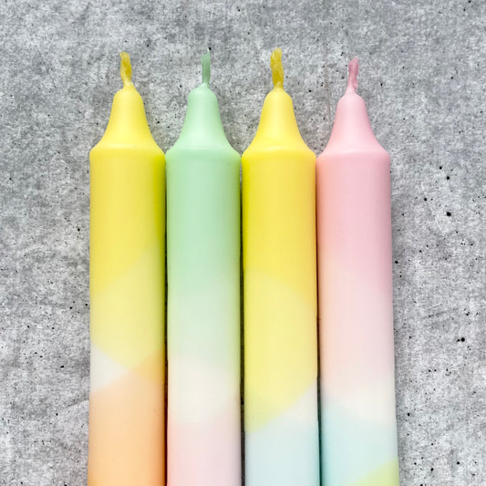 Detailaufnahme der farblichen Übergänge und sanften Pastelltöne im Dip Dye Kerzen Pastellmix 1