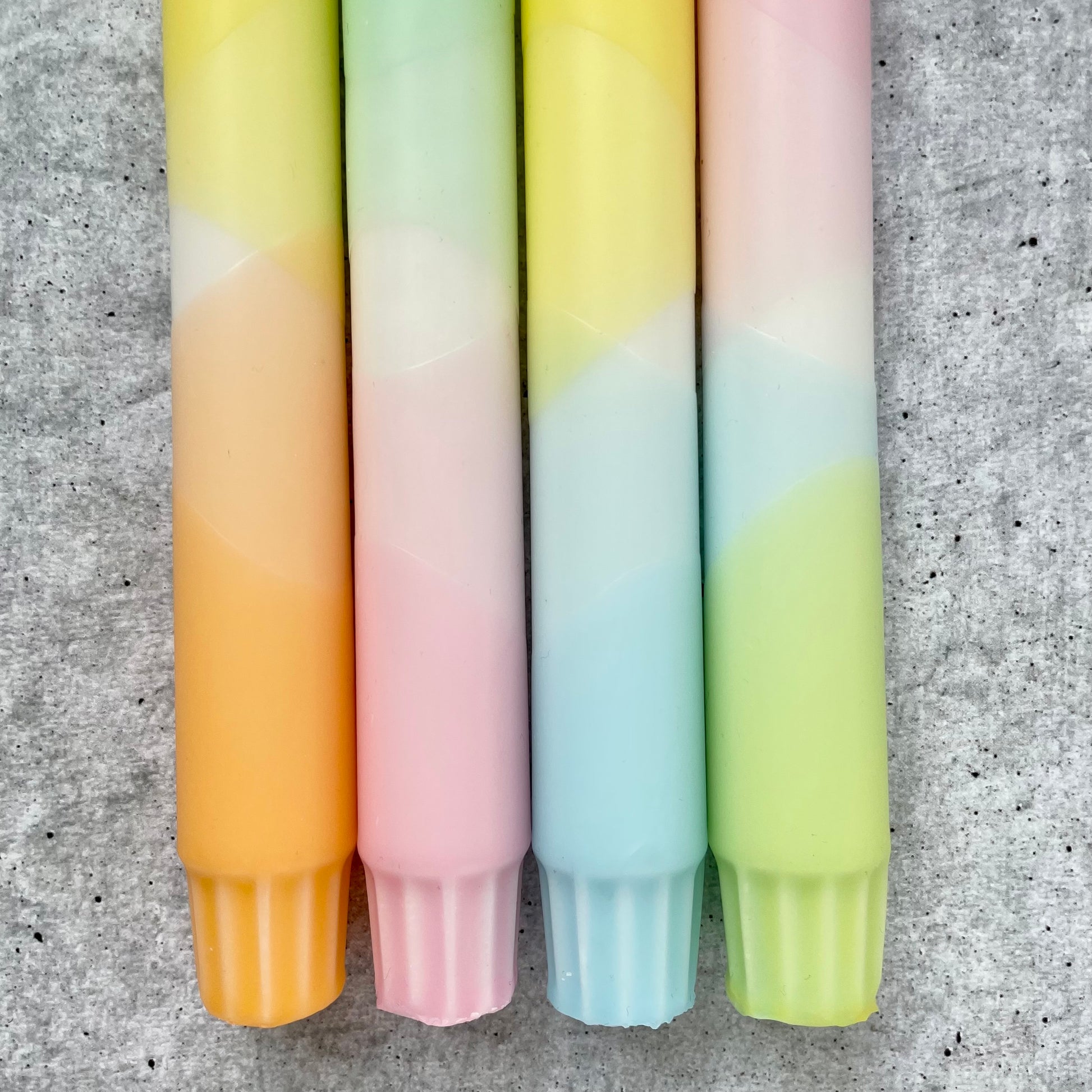 Einzelaufnahmen der Dip Dye Kerzen im Pastellmix 1 mit unterschiedlichen harmonischen Farbtönen