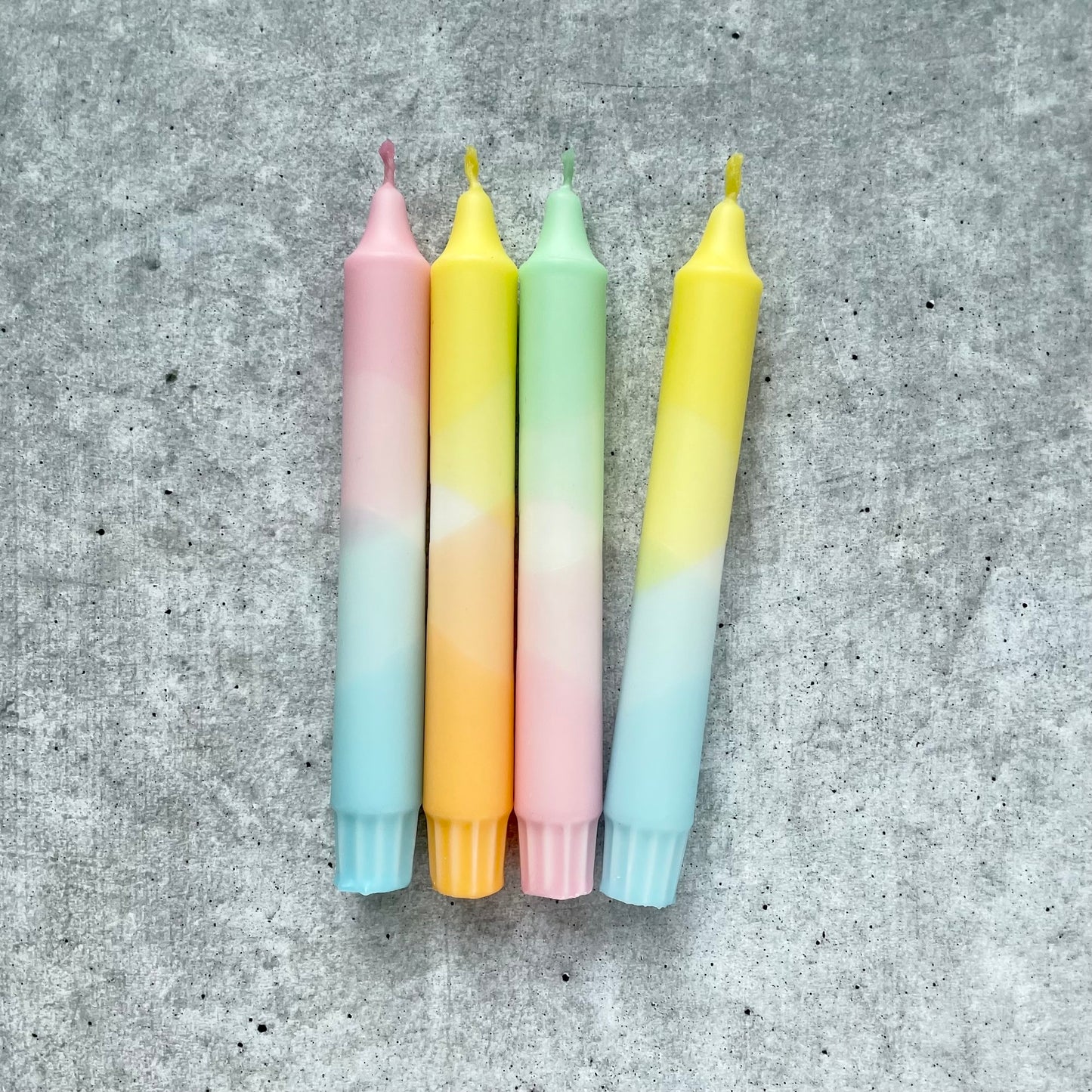 Handgefertigtes Dip Dye Kerzen 4er-Set in verschiedenen Pastellfarben für frühlingshafte Wohnraumdeko