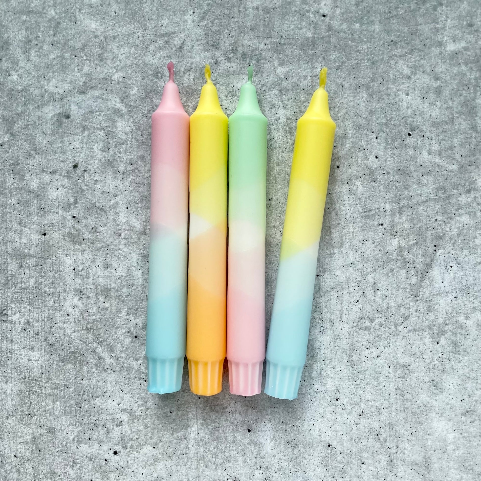 Handgefertigtes Dip Dye Kerzen 4er-Set in verschiedenen Pastellfarben für frühlingshafte Wohnraumdeko