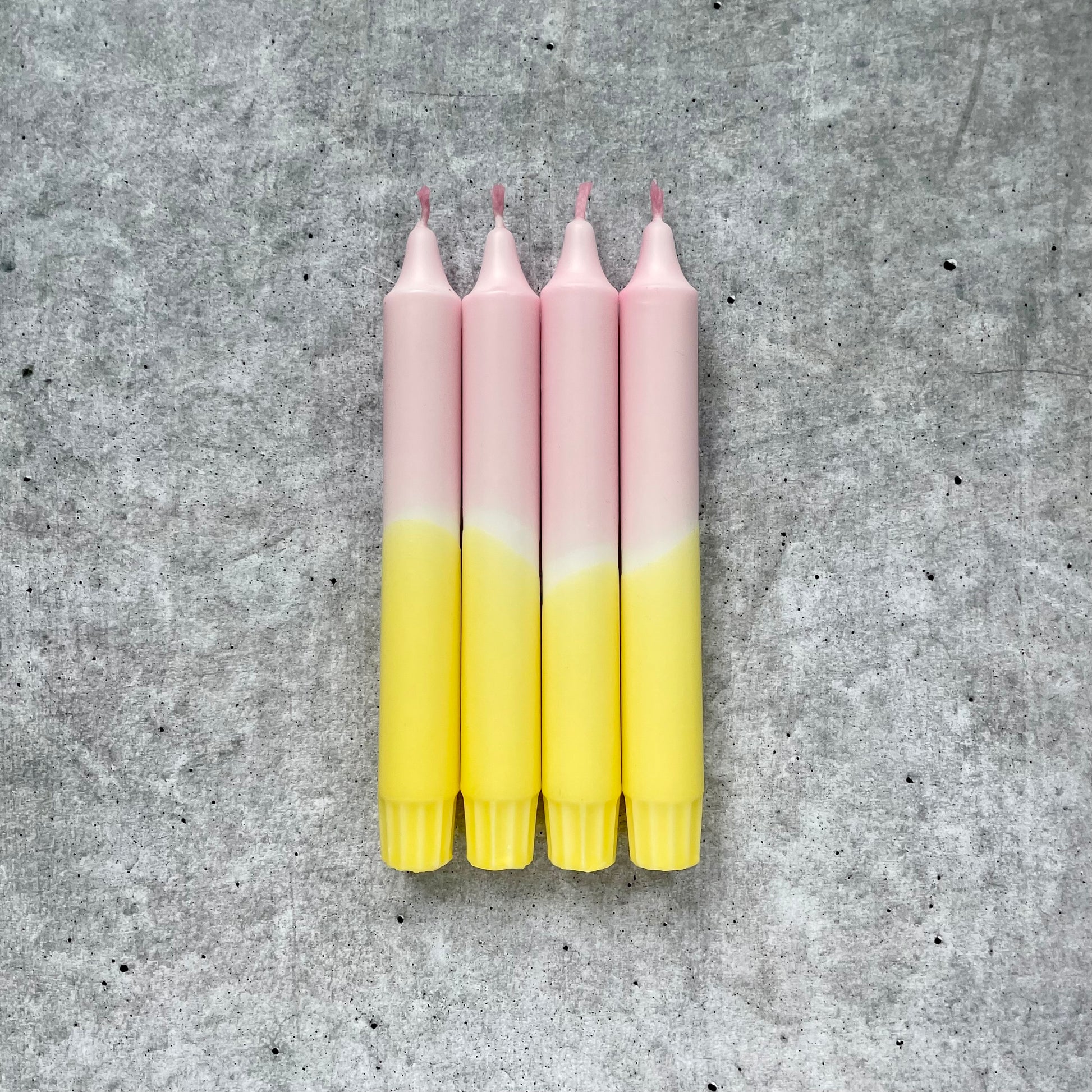 Dip Dye Kerzen im Rosa‑Gelb Mix – 4 handgemachte bunte Stabkerzen
