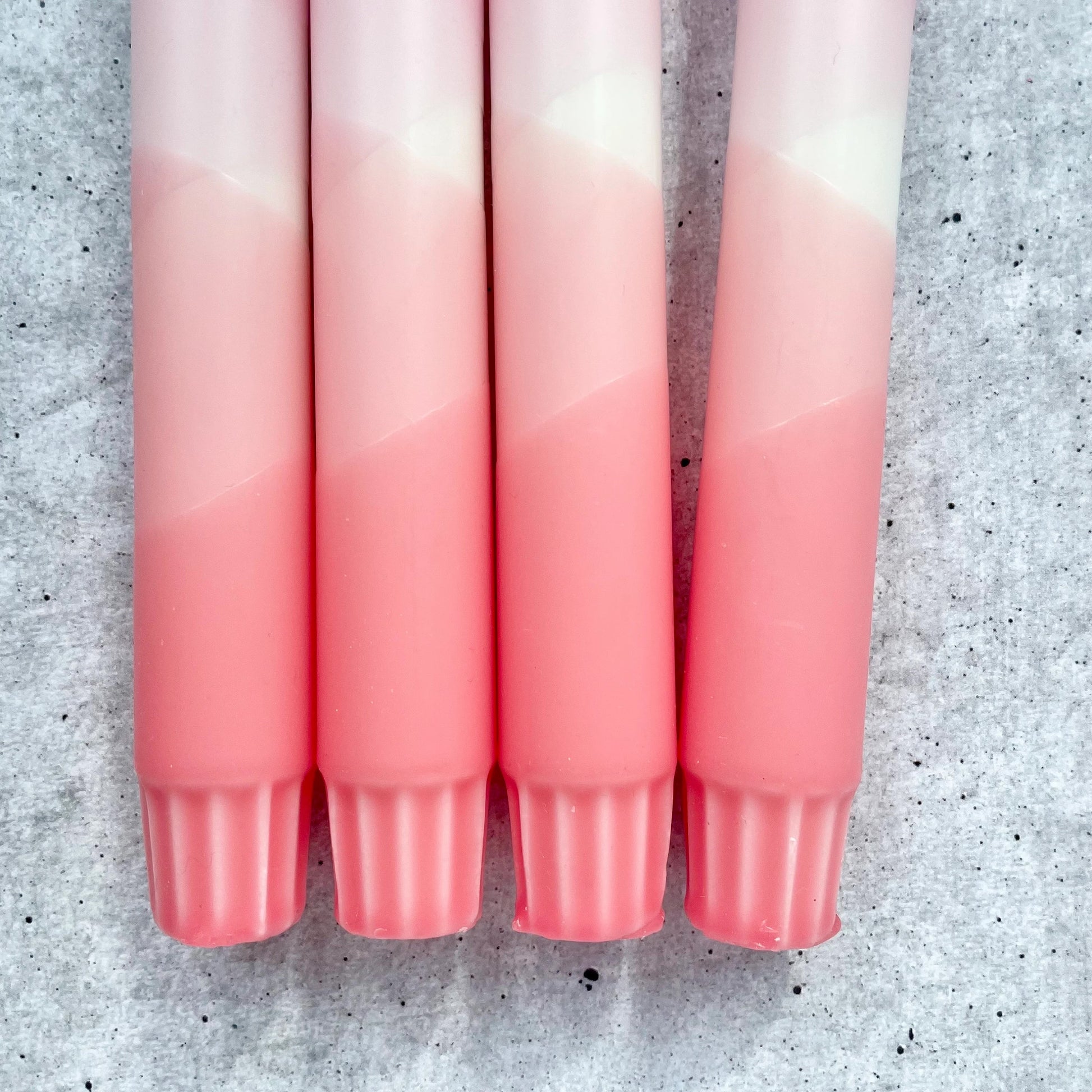 Nahaufnahme Dip Dye Kerzen Rosa-Peach – pastellfarbener Übergang Rosa-Blush
