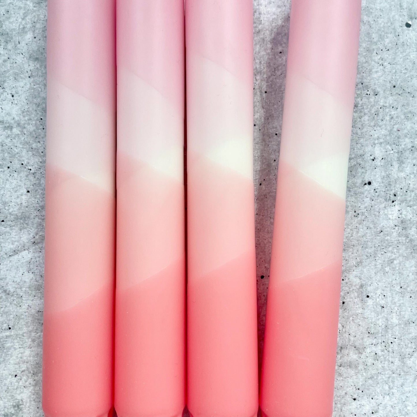 Nahaufnahme Dip Dye Kerze Rosa-Pfirsich – Farbübergang im Detail