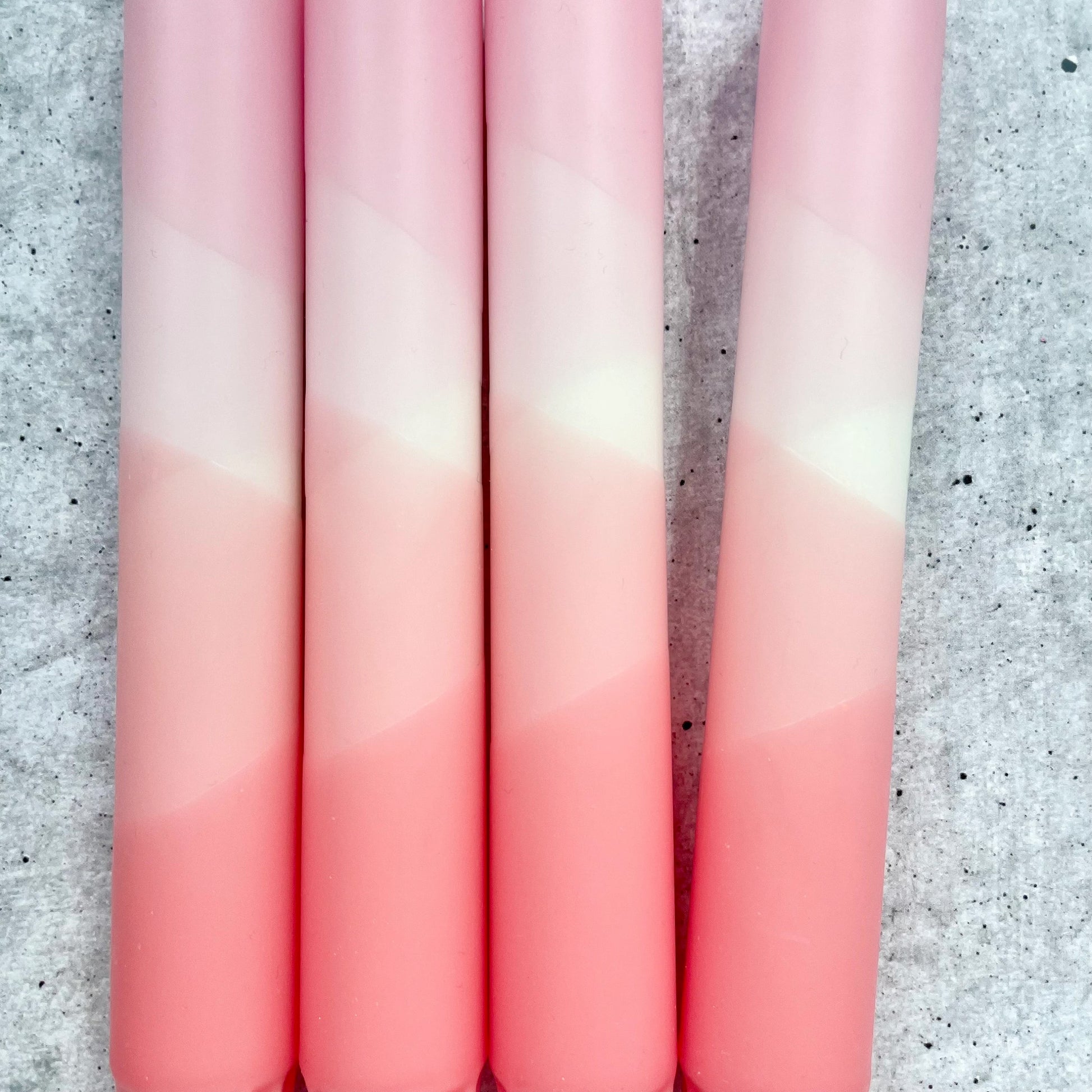 Nahaufnahme Dip Dye Kerze Rosa-Pfirsich – Farbübergang im Detail