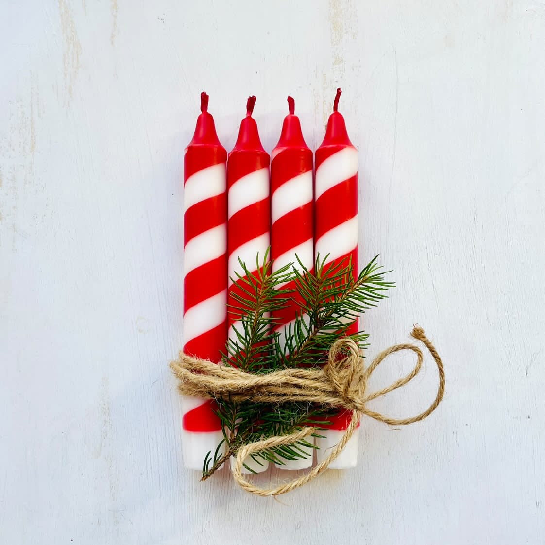 Dip Dye Kerzen rot-weiß 4er Set im weihnachtlichen Zuckerstangen Design