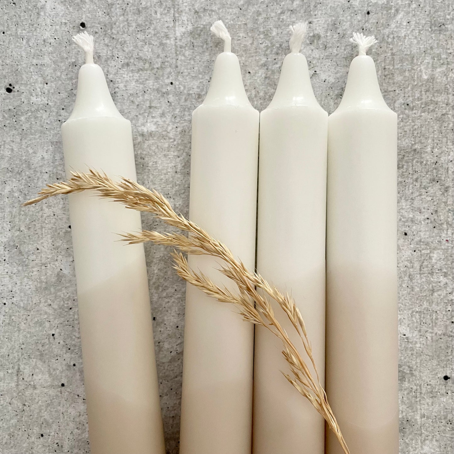 Detailaufnahme des Dip Dye Farbverlaufs in Beige bei einer Stabkerze