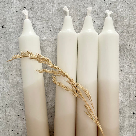 Detailaufnahme des Dip Dye Farbverlaufs in Beige bei einer Stabkerze