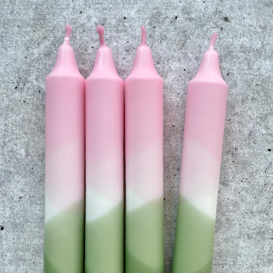 Detailaufnahme des Dip Dye Farbverlaufs in Olive und Rosa bei einer Stabkerze