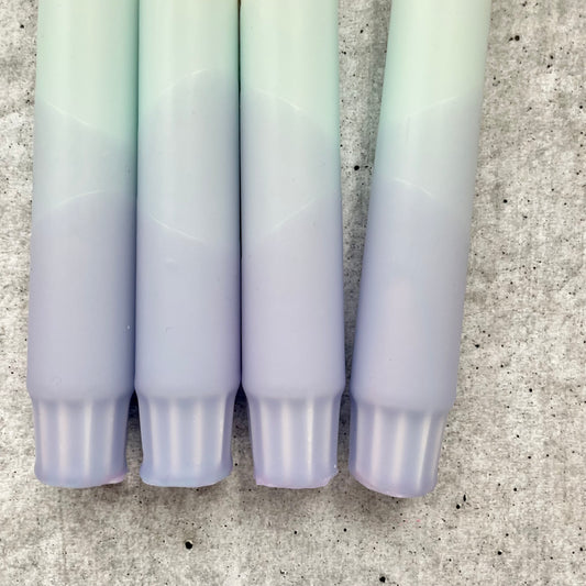 Nahaufnahme einer handgefertigten Dip Dye Kerze im Hellblau und Lila Provence Pastellmix