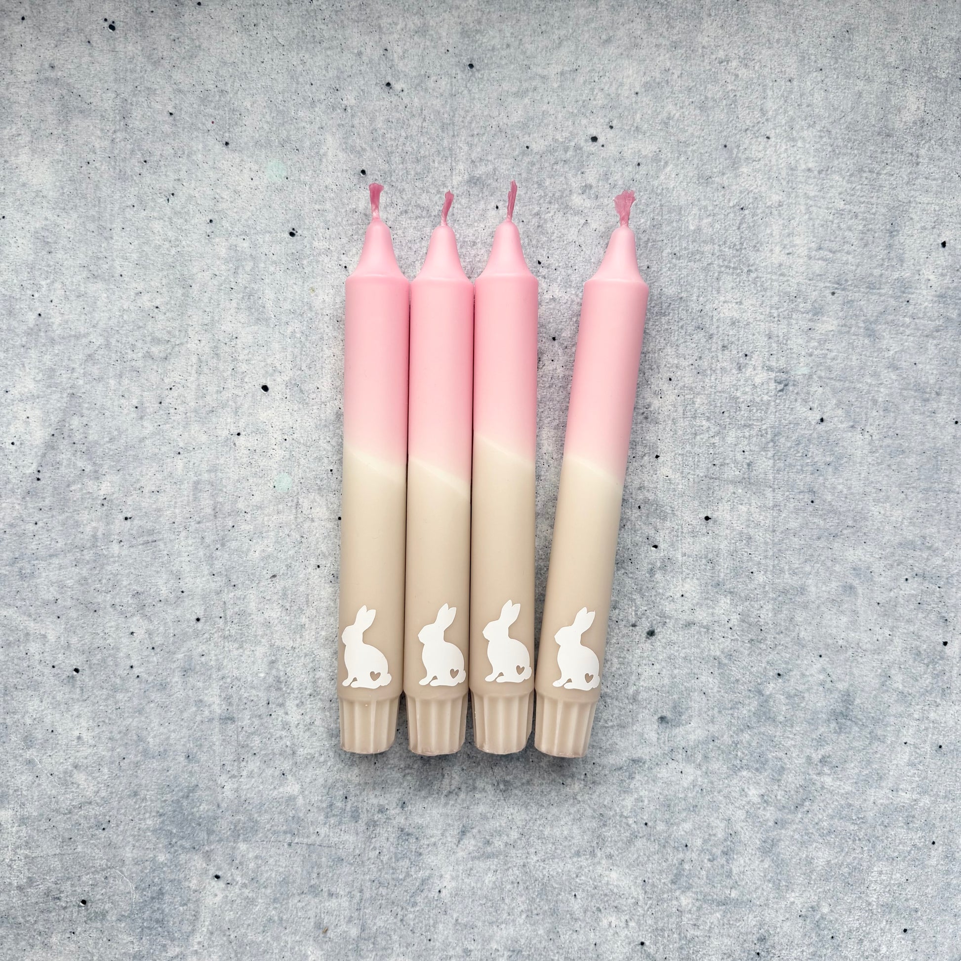 Elegante Osterkerze in Beige-Rosa als frühlingshafte Osterdeko