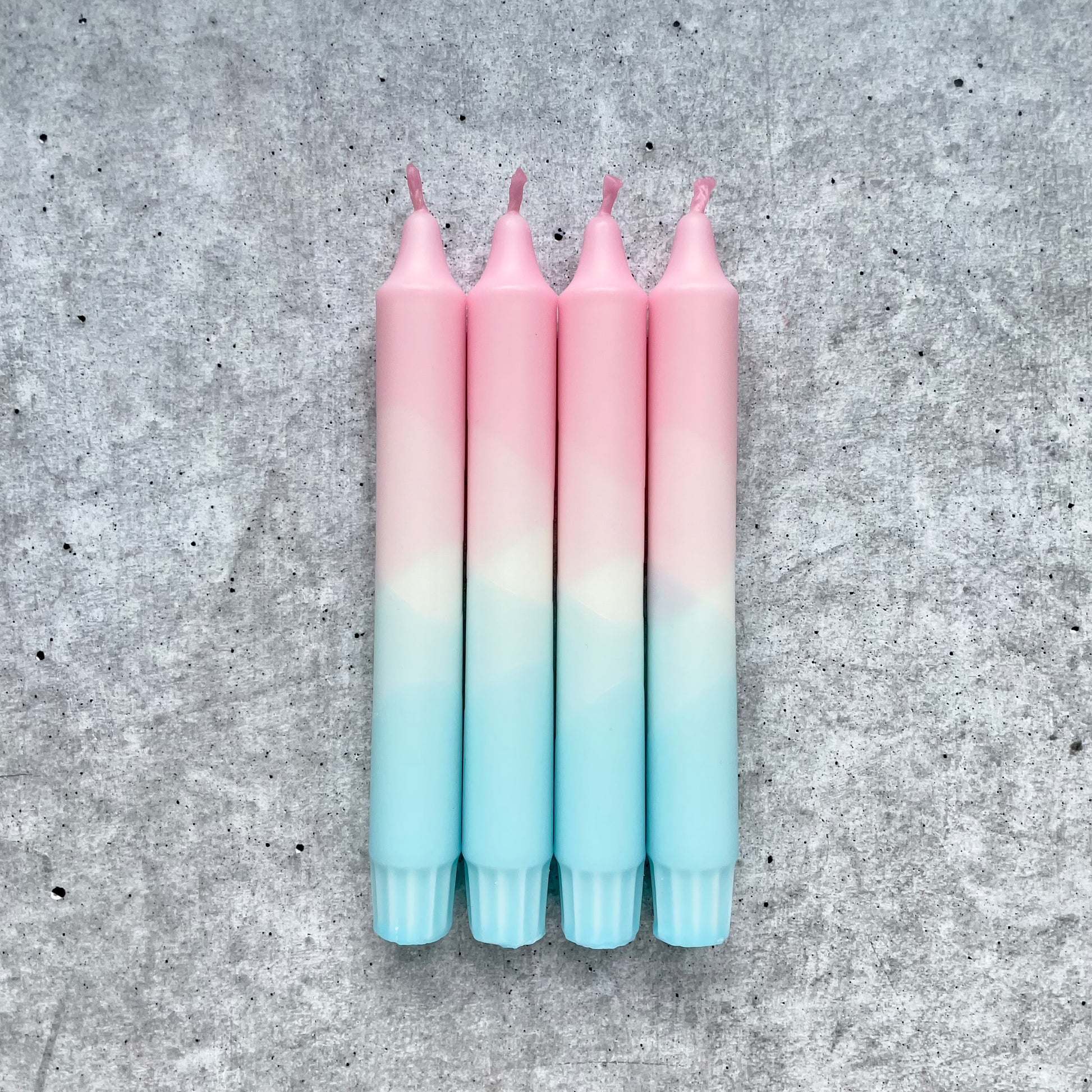 Detailaufnahme des pastellfarbenen Farbverlaufs einer Dip Dye Kerze in Hellblau und Rosa
