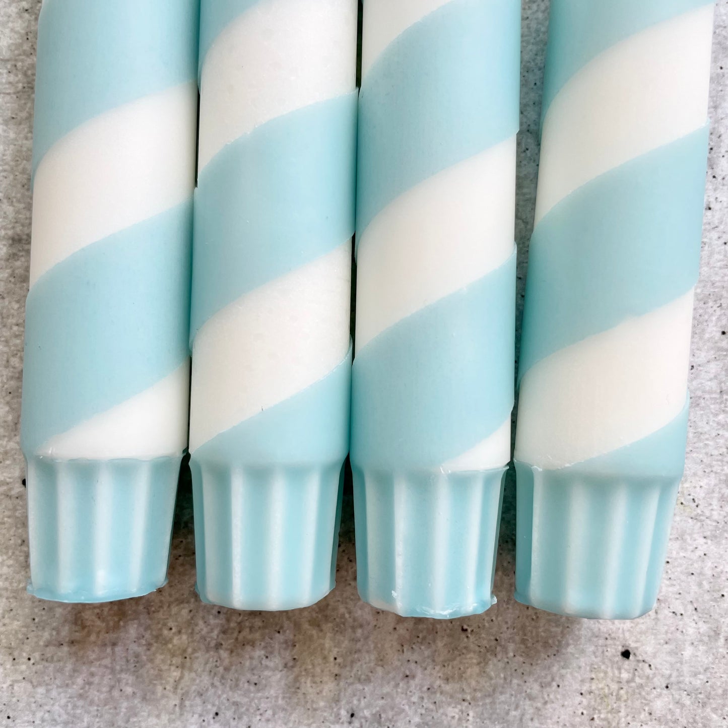 Close-up hellblau-weiße Dip Dye Kerzen mit Farbverlauf