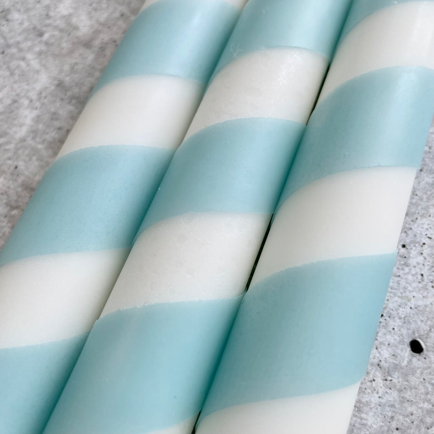 Detailfoto lila-weiße Dip Dye Kerze mit Streifen