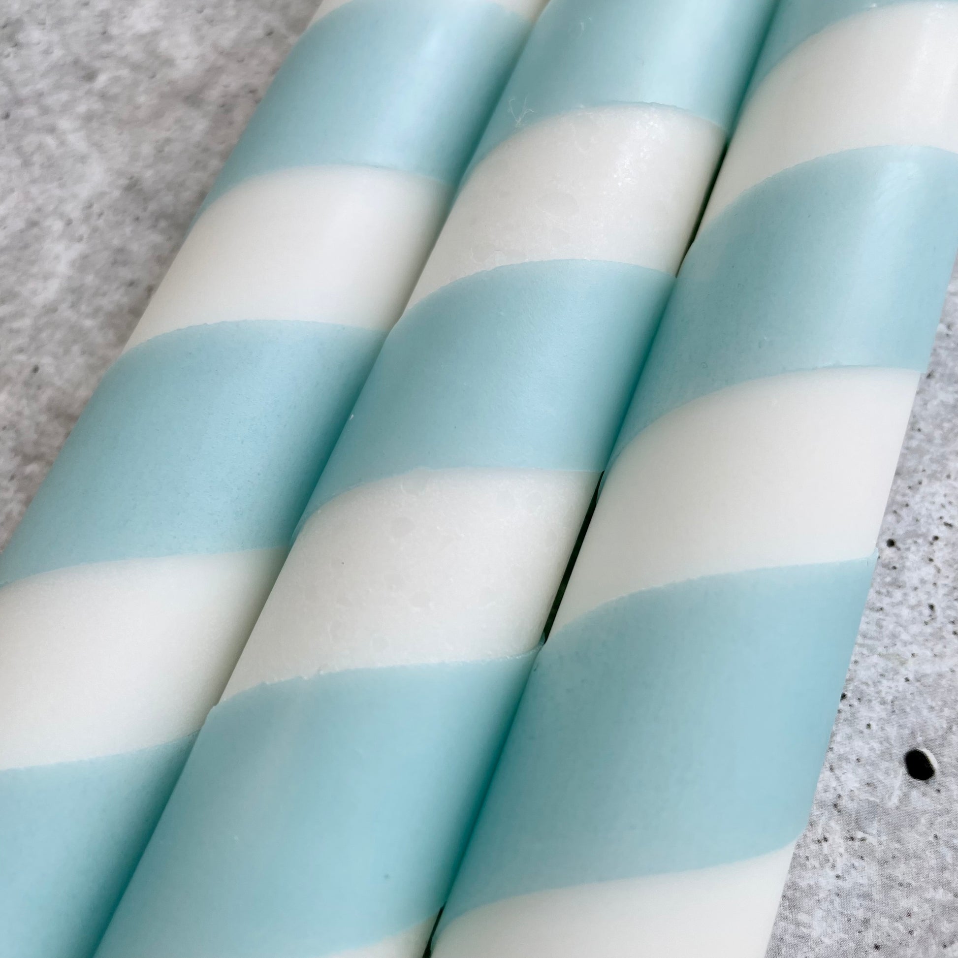 Detailfoto lila-weiße Dip Dye Kerze mit Streifen